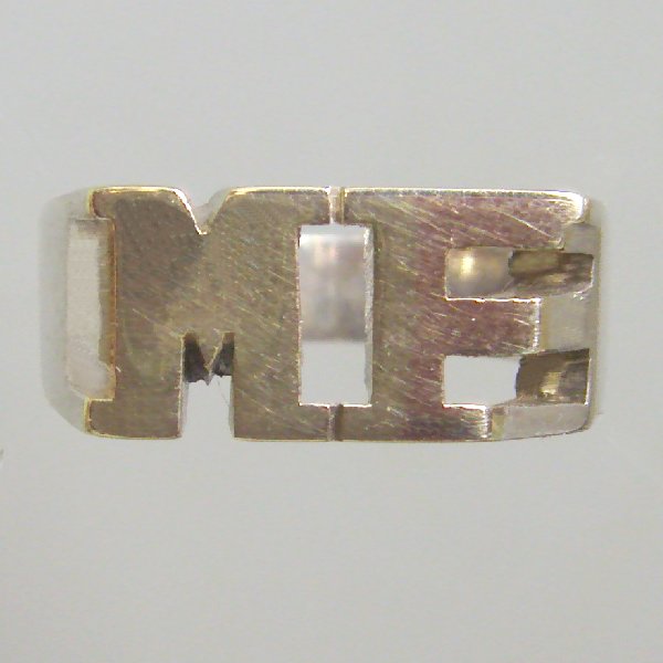 (r1284)Anillo tipo sello con iniciales caladas en plata y oro.